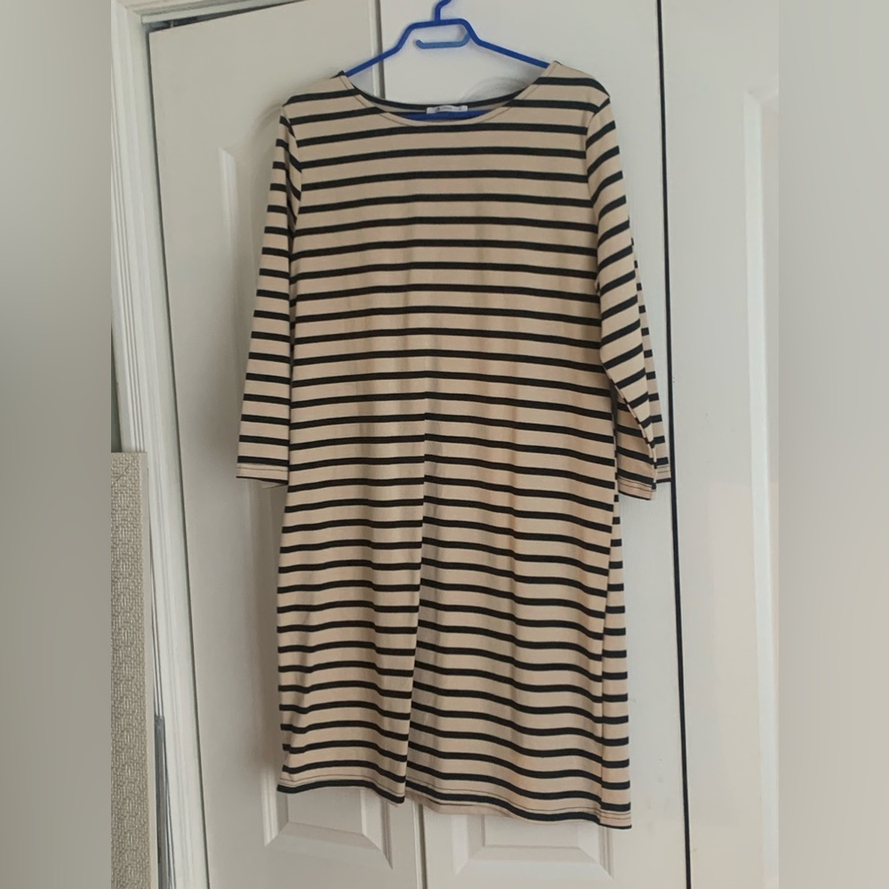 Good quality dress ,sand and black. Falls just above the knee, very comfortable.